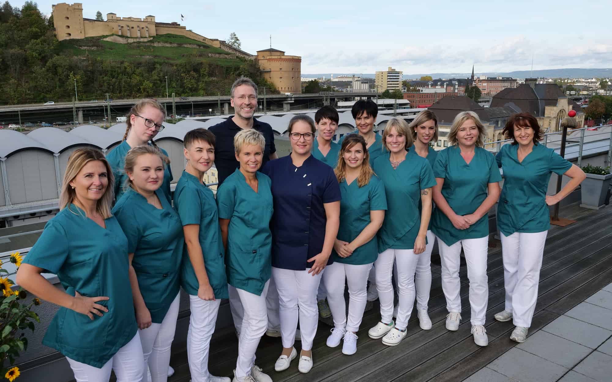 Das Team von Expertinnen und Experten erwartet Sie in unserer Zahnarztpraxis in Koblenz!